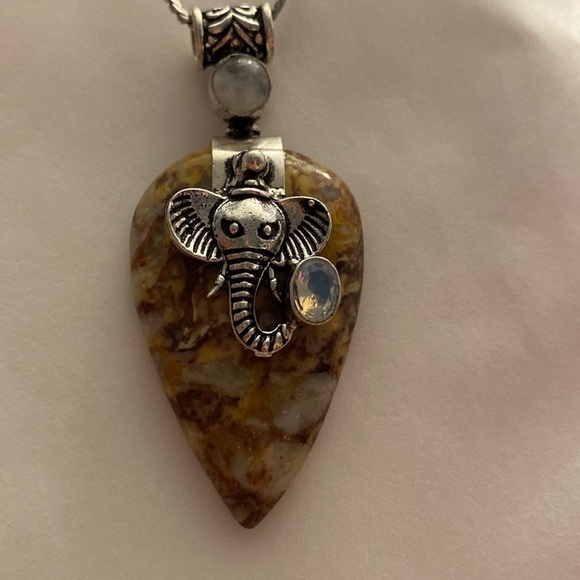 🐘🐘 New Elephant In Natural stones; Coconut jasper & opalite Pendent - Picture 2 of 10